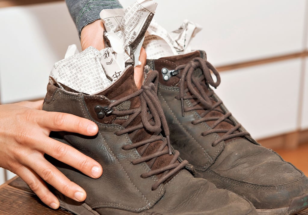 Feuchte Schuhe werden zum Beispiel mit zerknülltem Zeitungspapier schneller wieder trocken.