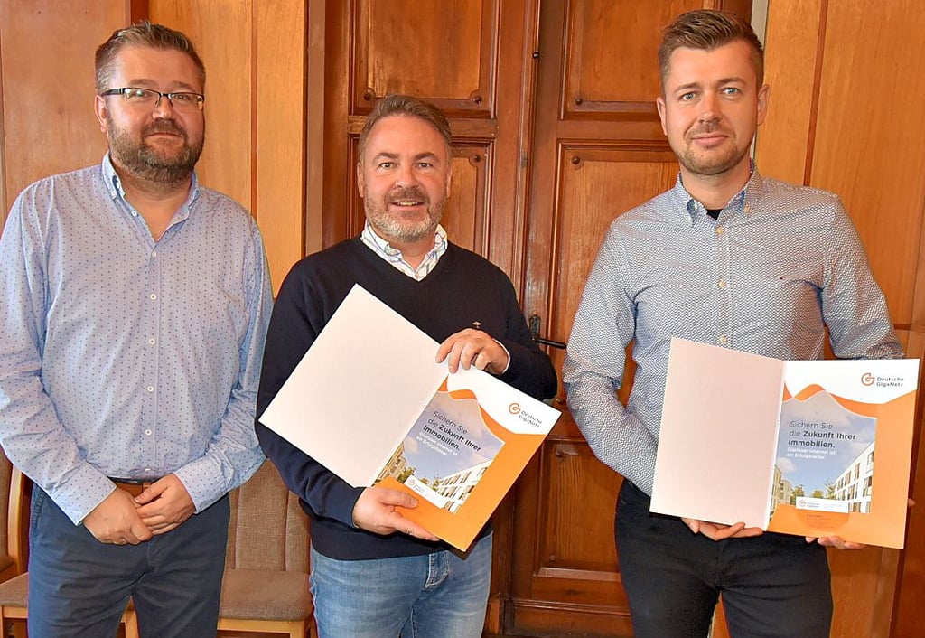 Im Egelner Rathaus hatten stimmten Verbandsgemeinde-Bürgermeister Michael Stöhr (Mitte) und Bau- sowie Ordnungsamtsleiter Sascha Josuns mit dem Manager der Deutschen Giganetz GmbH Matthias Belz (rechts) die nächsten Termine ab.