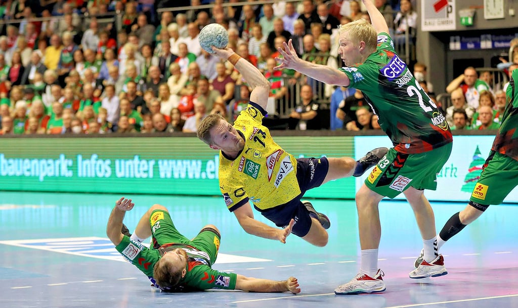 Albin Lagergren erzielt hier eines seiner acht Tore für die Rhein-Neckar Löwen gegen den SCM. In der nächsten Saison wird er aber wieder Teamkollege von Christian O’Sullivan (liegend) und Magnus Saugstrup sein.