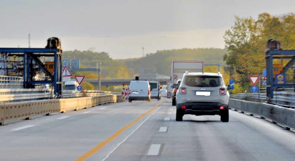 Seit über zwei Jahren kommt es auf der A2 im Bereich der Elbebrücke bei Hohenwarthe zu Verkehrsbeeinträchtigungen.