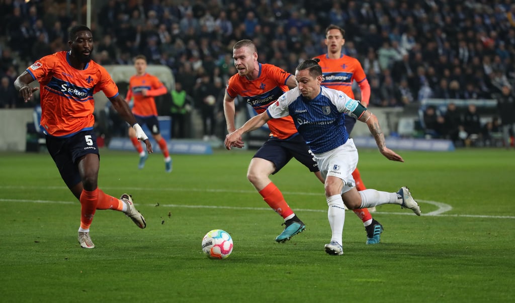 Nach zuletzt drei Spielen ohne Niederlage, musste sich Baris Atik (r.) mit dem FCM gegen Tabellenführer Darmstadt geschlagen geben.