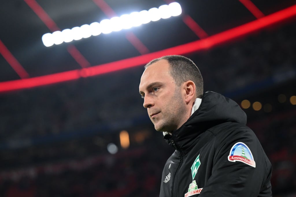 Bremens Trainer Ole Werner steht in München am Spielfeldrand.