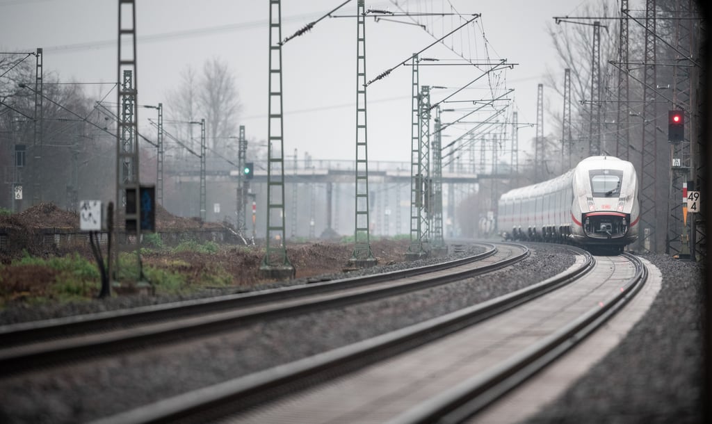 Ein ICE auf der Bahnstrecke.