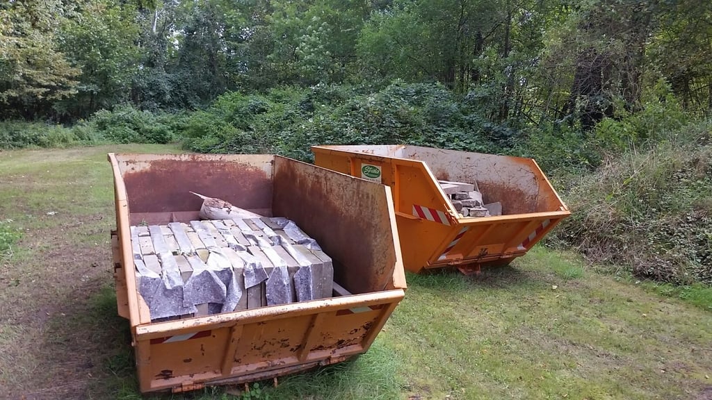 Die im August 2021 in Altenbrak geborgenen Grabplatten von Opfern des Ersten Weltkriegs lagern seither in Containern auf dem Areal des Friedhofs Halberstadt. Nach der Berichterstattung der Volksstimme ist nun Bewegung in den Fall gekommen, sollen die Grabsteine wieder verlegt werden.