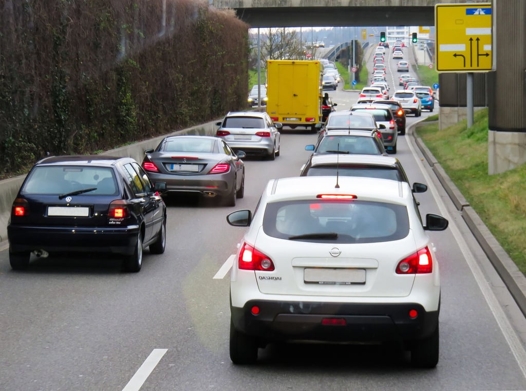 Auf der Bundesstraße B1 hat sich in Magdeburg auf der Walther-Rathenau-Straße ein Stau nach einem Unfall mit einem Lkw gebildet. Symbolbild: