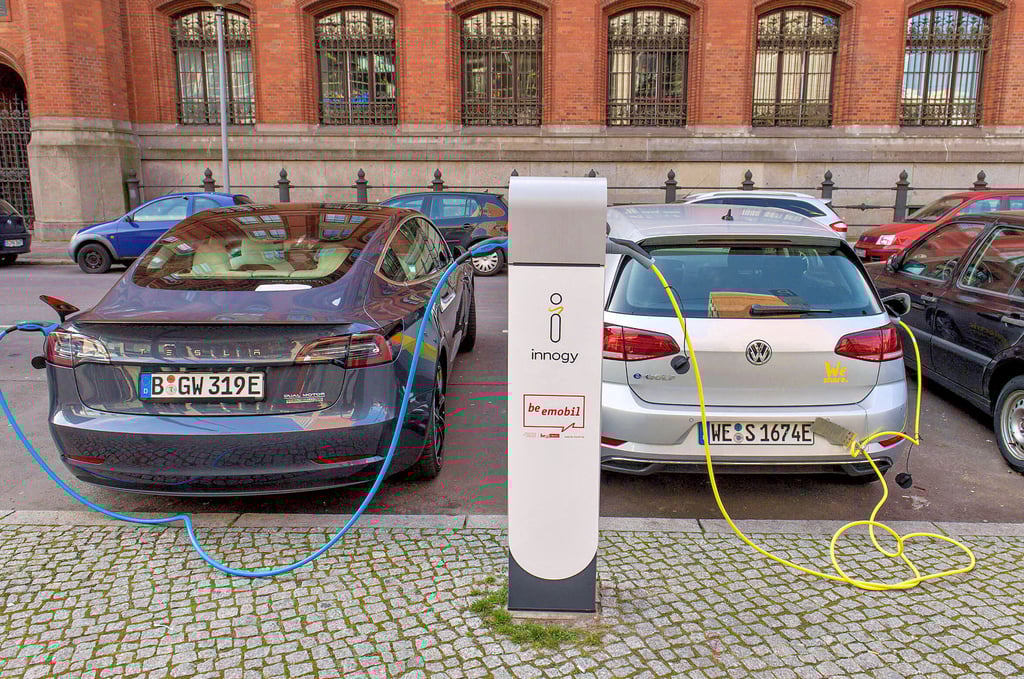 Elektroautos sind weiter auf dem Vormarsch. Aber auch der Verkauf der batteriebetriebenen Fahrzeuge konnte den Einbruch in der Automobilbranche nicht abfedern.
