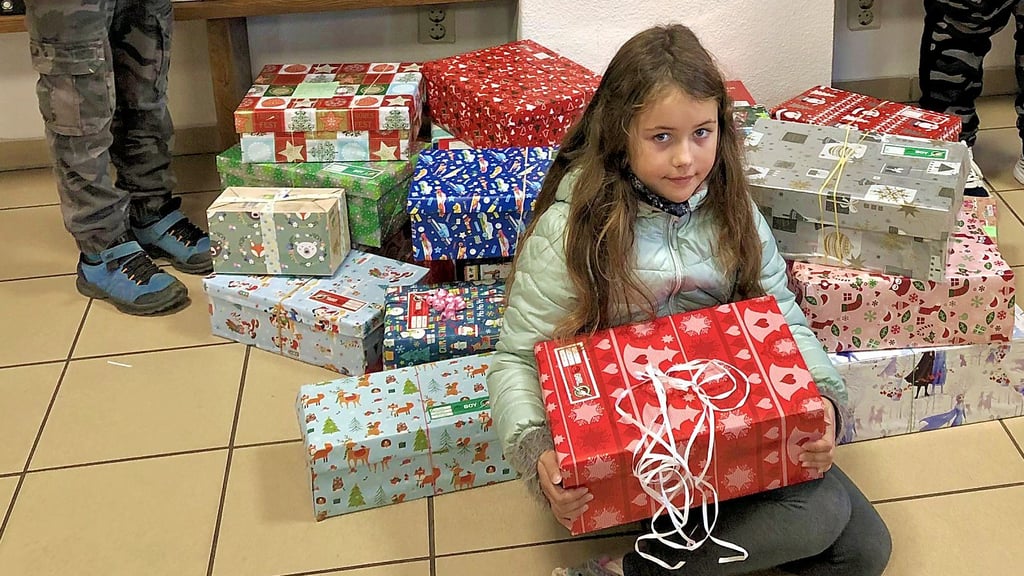 Weihnachten im Schuhkarton: Konstantin, Mia und Jaser (von links) brachten die Päckchen der Grundschule Bergsiedlung Zeitz in die Mohren-Apotheke. Die ist seit Jahren eine der Annahmestellen. Ebenfalls seit vielen Jahren beteiligt sich die Zeitzer Schule an dieser weihnachtlichen Spendenaktion.