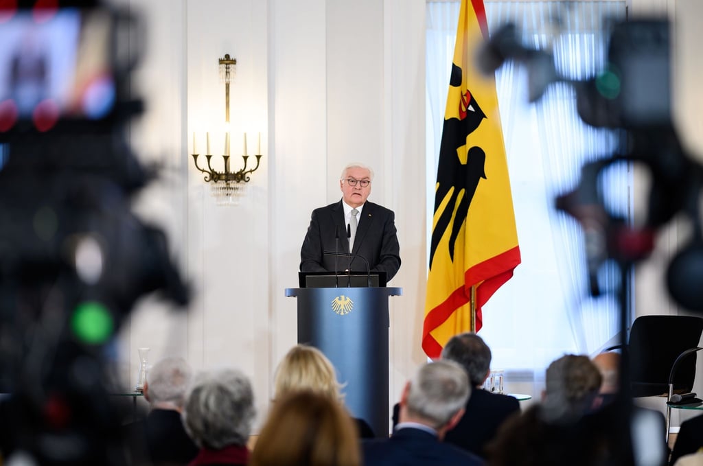 Bundespräsident Frank-Walter Steinmeier spricht zur Eröffnung der Tagung „Wie erinnern wir den 9. November? Ein Tag zwischen Pogrom und demokratischen Aufbrüchen“ im Schloss Bellevue.