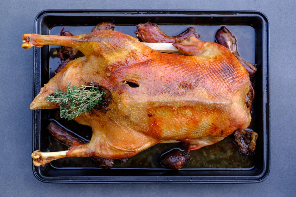 Vogelgrippe und hohe Kosten für Futter und Zucht treiben die Preise für den Weihnachtsbraten in diesem Jahr in die Höhe.