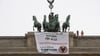 Aktivisten der Gruppe "Letzte Generation" haben das Brandenburger Tor besetzt.