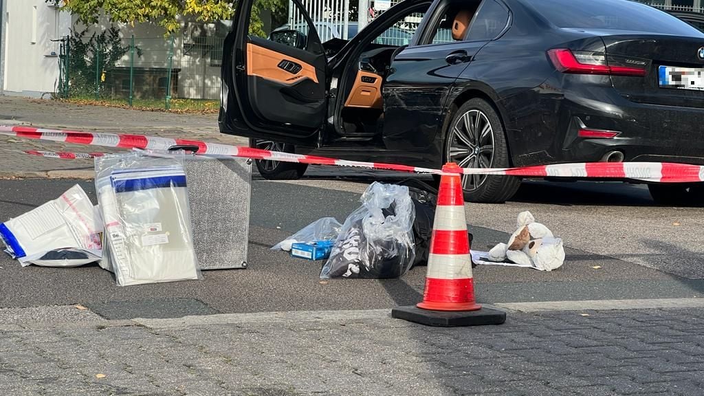 In Magdeburg wurde erst wohl durch zwei Unbekannte ein Auto geklaut, anschließend flüchteten die mutmalichen Täter vor einer Polizeikontrolle. Beide sind noch auf der Flucht.
