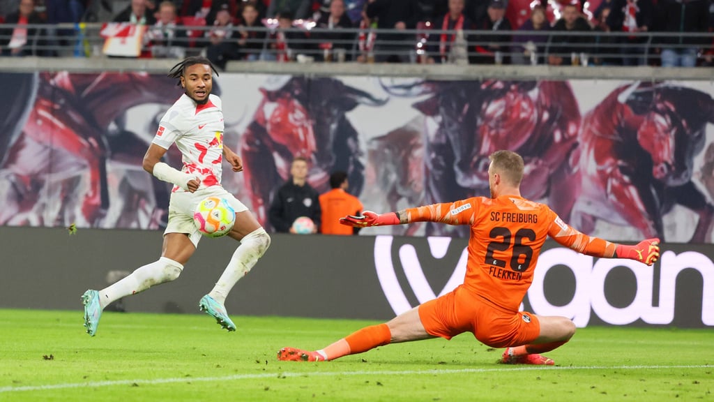 Im Schwebezustand: Christopher Nkunku trifft per Lupfer zum 2:0.