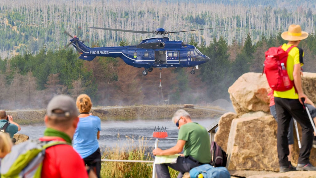 Bei dem Brand am Brocken im September kamen mehrere Löschhubschrauber – wie hier einer von der Bundespolizei – zum Einsatz. Die Rechnung eines anderen, privaten Helikopter-Anbieters macht den Großteil der nun nötigen überplanmäßigen Ausgaben aus.