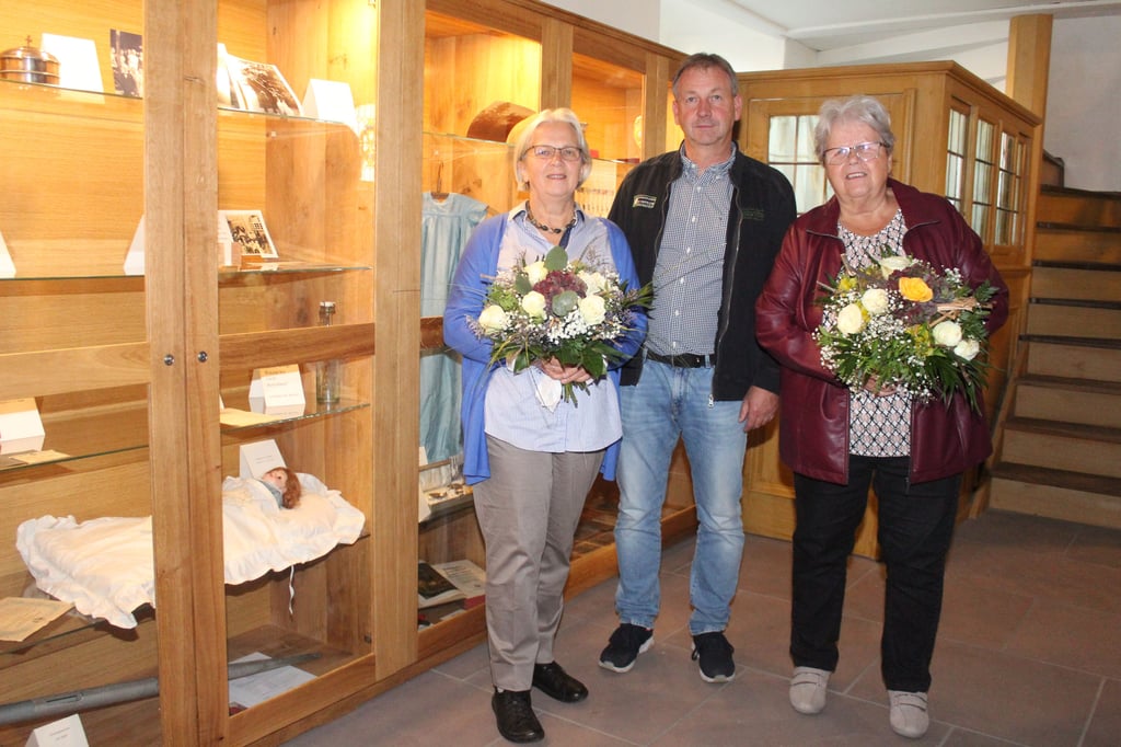Ortsbürgermeister Torsten Schmidt bedankt sich bei Helgard Steinacker (l.) und Renate Rogge für deren Engagement bei der Vitrinenvorbereitung. 