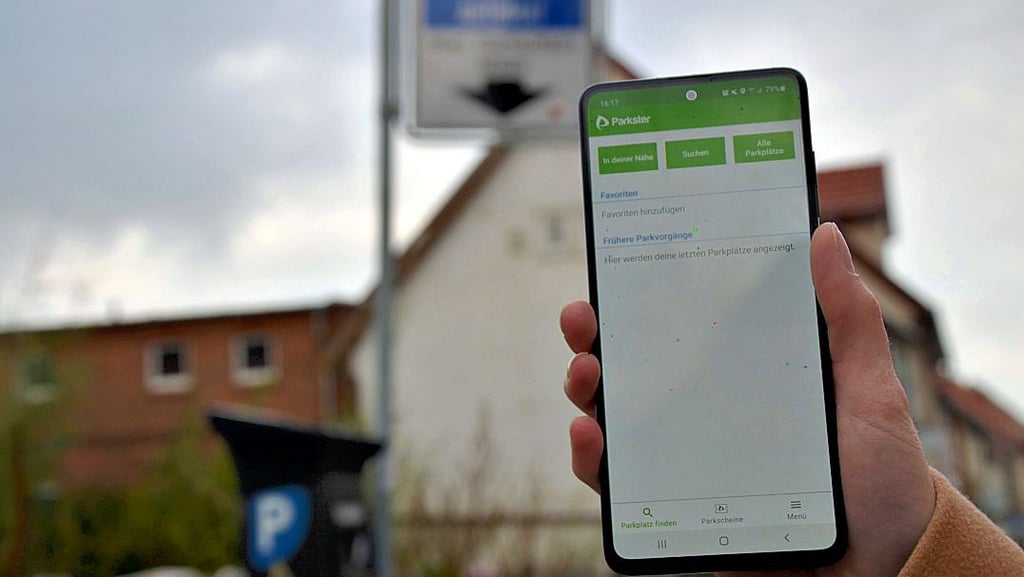 Mit der App des Anbieters Parkster, wie im Bild zu sehen, kann man in Stendal ohne Kleingeld parken.