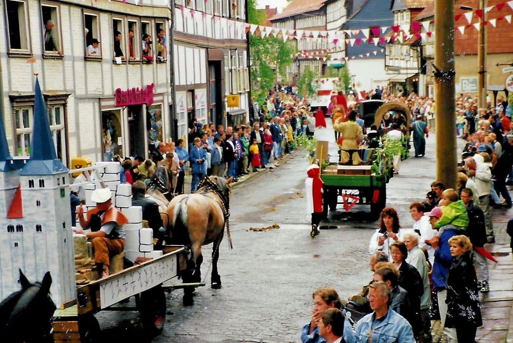 Die 1025-Jahr-Feier 1999 sah am letzten Tag einen zwei Kilometer langen Festumzug mit 500 Teilnehmern, 100 Fahrzeugen und fünf Orchestern. Hier ein Blick in die von ungezählten Zuschauern gesäumte Kapellenstraße.