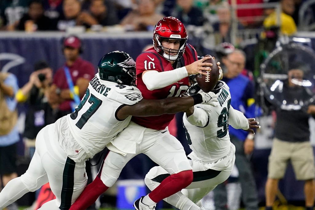 Quarterback Davis Mills (M/10) von den Houston Texans wird von Philadelphia Eagles Defensive Tackle Javon Hargrave (l/97) abgefangen.