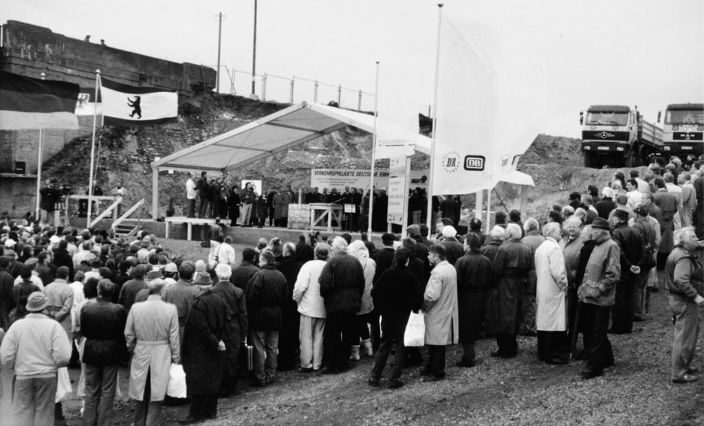 Die feierliche Grundsteinlegung der Hochgeschwindigkeitsstrecke Hannover-Berlin fand am 11. November 1992 am Ostufer der Elbe bei Hämerten statt. Die beiden Lastwagen oben rechts markieren den Streckenverlauf.