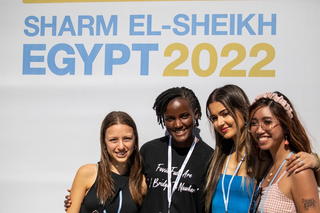 Die Klimaaktivisten aus Argentinien Nicole Becker, Uganda Vanessa Nakate, USA, Sophia Kianni, Philippinen, und Mitzi Jonelle Tan (von links nach rechts) während der UN-Klimakonferenz 2022 COP27 im International Convention Center.