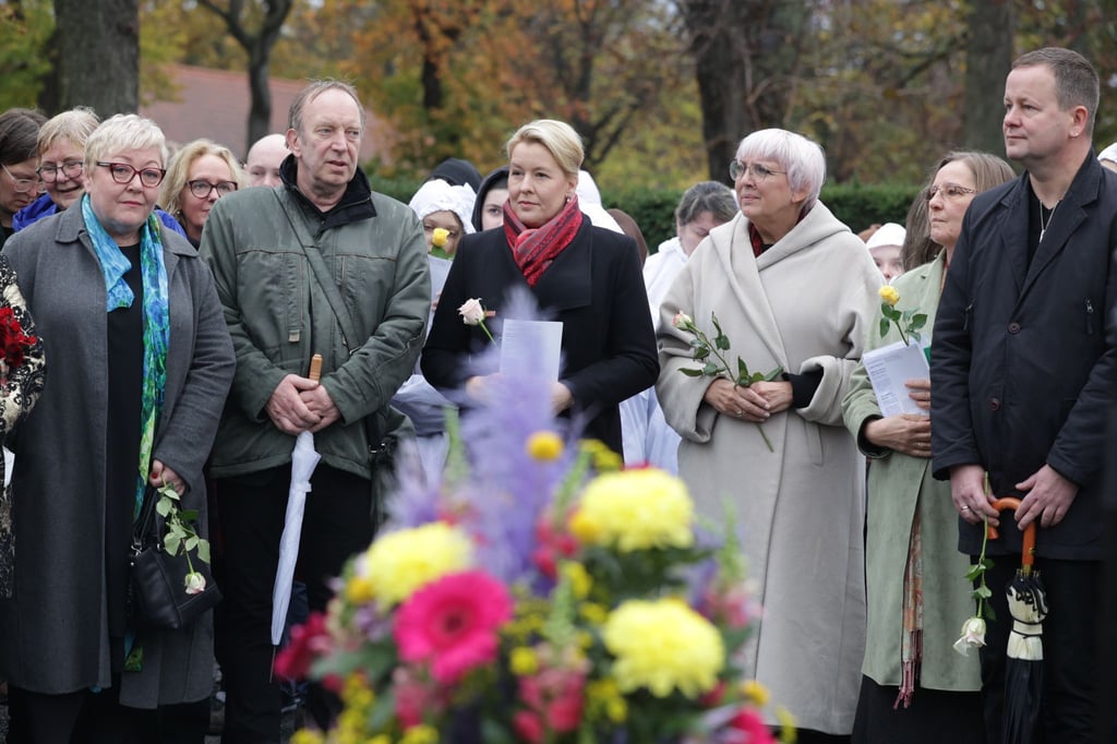 Evelyn Zupke (l-r), SED-Opferbeauftragte, Tom Sello, Berliner Aufarbeitungsbeauftragter, Franziska Giffey (SPD), Regierende Bürgermeisterin, Claudia Roth (Bündnis90/Die Grünen), Kulturstaatsministerin, Hildigund Neubert vom Bürgerbüro, und Klaus Lederer (Die Linke), Kultursenator, nehmen zum 33. Jahrestag des Mauerfalls in der Gedenkstätte Berliner Mauer an der zentralen Gedenkfeier teil.