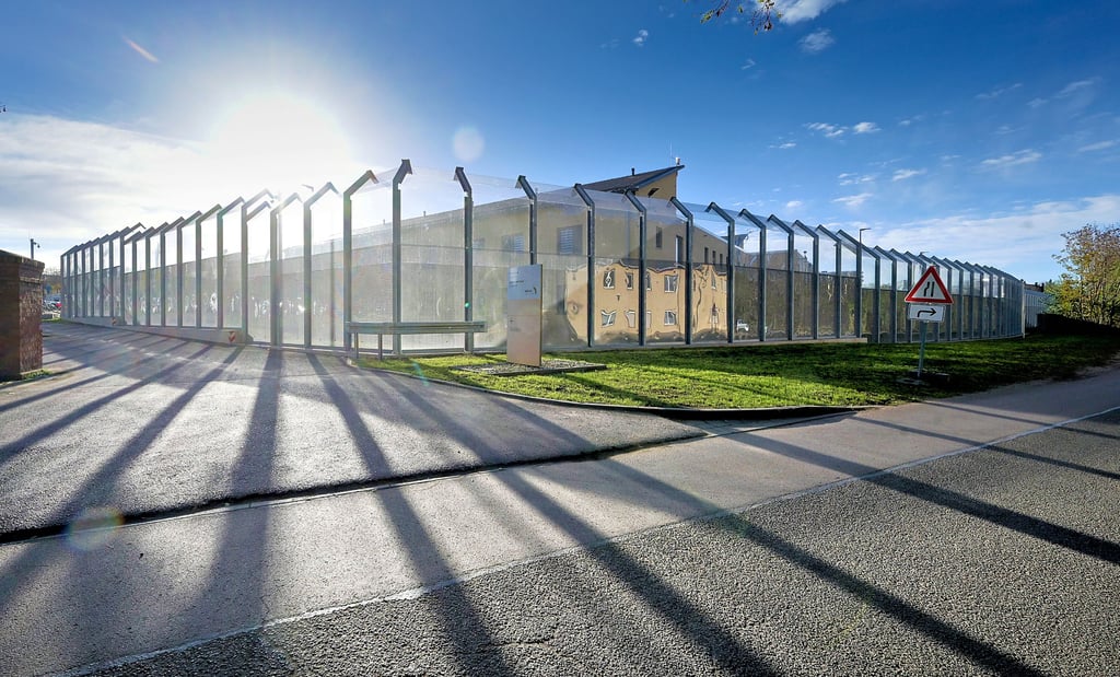 934 Meter lang und 5,50 Meter hoch ist die neue transparente Polycarbonat-Umzäunung im Maßregelvollzug Bernburg.