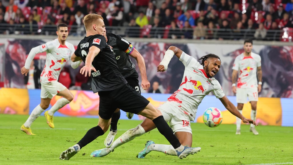 Foul oder nicht Foul? Christopher Nkunku stürzt im Freiburger Strafraum