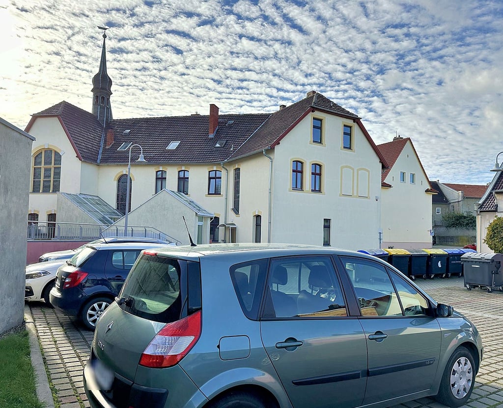 Auf dem Parkplatz am Rathaus Hecklingen stehen nicht nur die beiden Dienstwagen der Stadt sondern auch die Pkw der Mitarbeiter, Besucher und Anwohner.