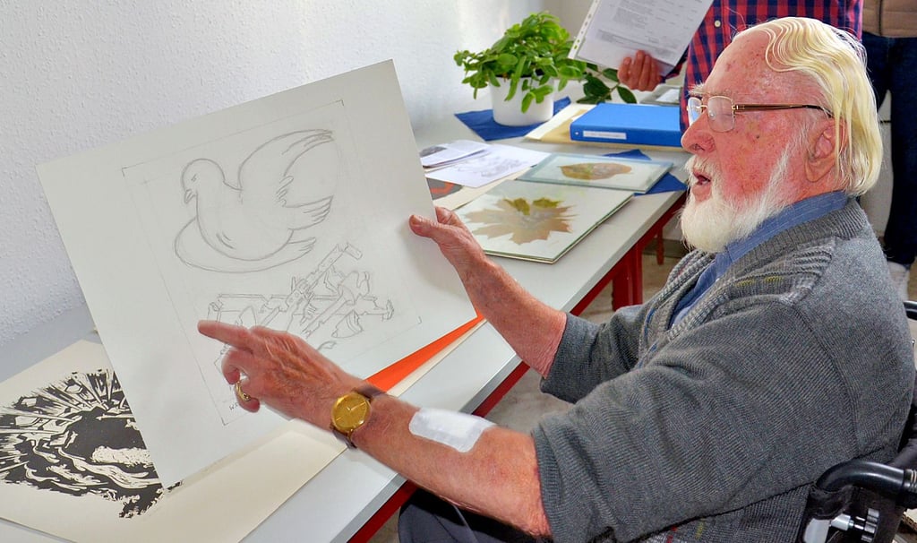 Walter Richter zeigt einen seiner Entwürfe mit Picassos Friedenstaube für die geplante Umgestaltung des Mahnmals am Staßfurter Luisenplatz. Das soll zum Friedensdenkmal werden.