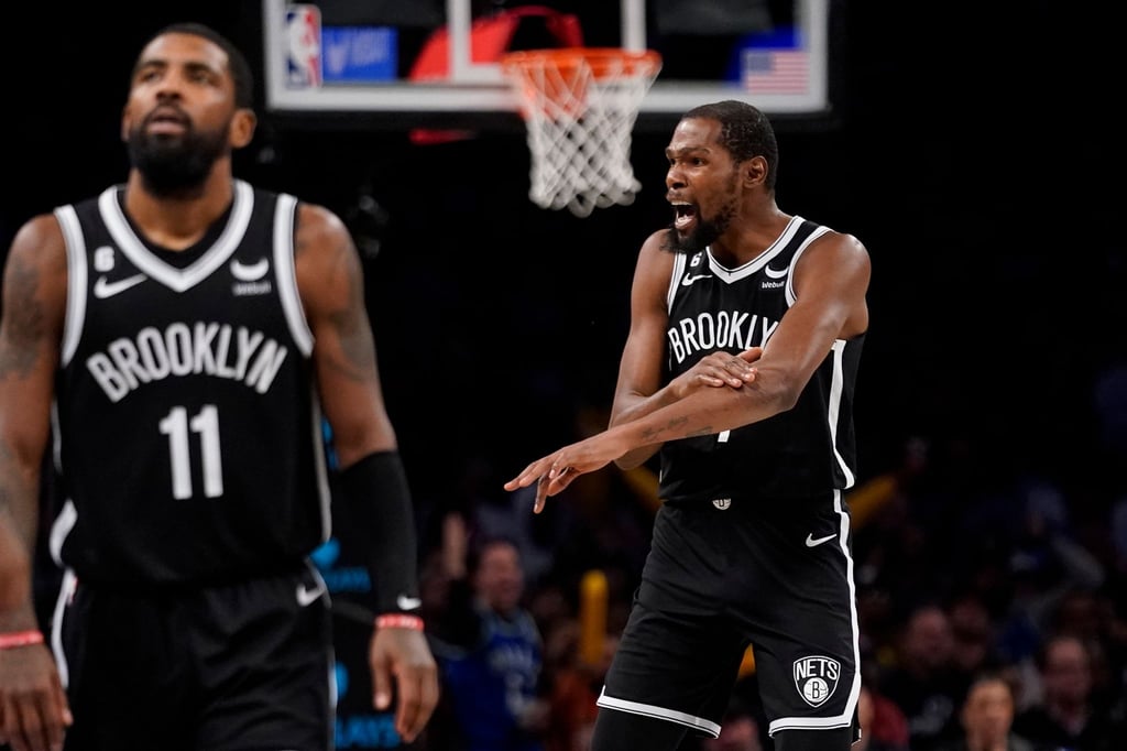 Kevin Durant (r) bekommt bei den Brooklyn Nets einen neuen Coach.