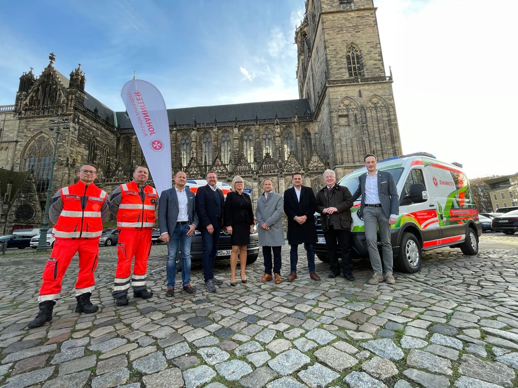 Auf dem Magdeburger Domplatz wurde der offizielle Startschuss für den Testbetrieb des Prototypen eines Elektro-Krankenwagens gegeben. Das neue Fahrzeug mit der auffälligen Folierung soll sechs Wochen lang bei den Johannitern im Einsatz sein.