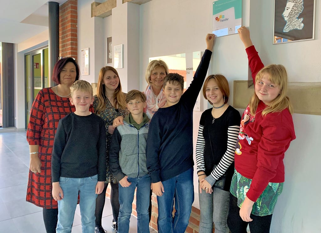 Schulleiterin Astrid Ribke und die Deutschlehrerinnen Christin Köhler und Brunhild Dannenberg (von links) begleiten das BiSS-Programm an der Puschkin-Gemeinschaftsschule. Elias, Tyler, Dean, Emely und Lillien aus der 6a sind begeistert.