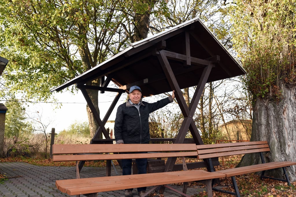 Horst Bartsch vor seinem ersten Werk, einer überdachten Bank am Kleinpaschlebener Sportplatz