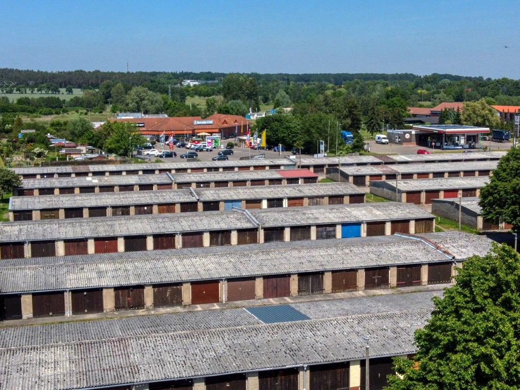 Blick über die Dächer des Garagenhofes III in Osterburg.
