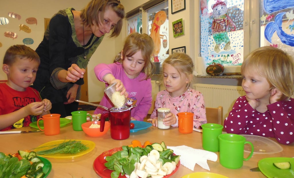 Kathrin Homann bereitete mit den Steutzer Kindern ein gesundes Frühstück zu.