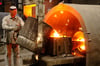 Ein Abguss von knapp 1300 Grad heißem Stahl an einer Schleudergussmaschine in den Harzer Werken in Blankenburg.