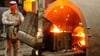 Ein Abguss von knapp 1300 Grad heißem Stahl an einer Schleudergussmaschine in den Harzer Werken in Blankenburg.