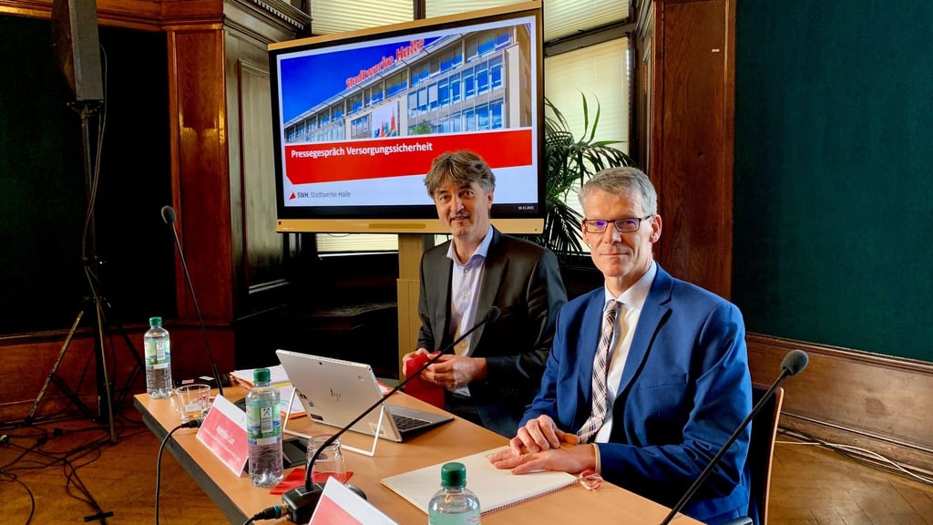 Bürgermeister Egbert Geier (rechts) und Stadtwerkechef Matthias Lux stellten den Notfallplan für Halle vor.