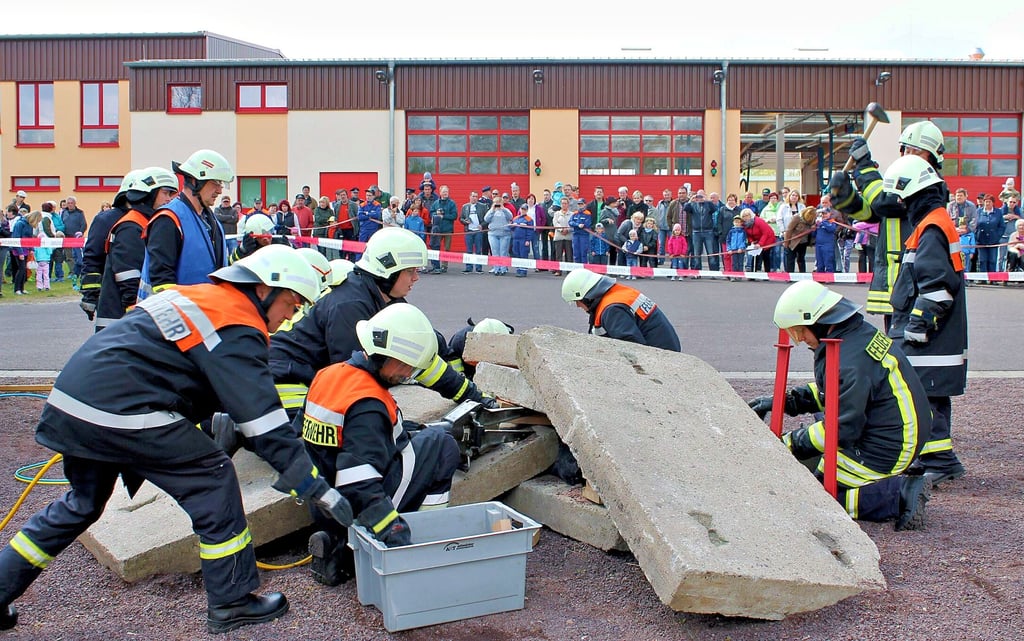 Tag der offenen Tür bei der Freiwilligen Feuerwehr Tangerhütte. Das Gerätehaus im Hintergrund darf der langjährige Ortswehrleiter schon seit acht Monaten nicht mehr betreten.