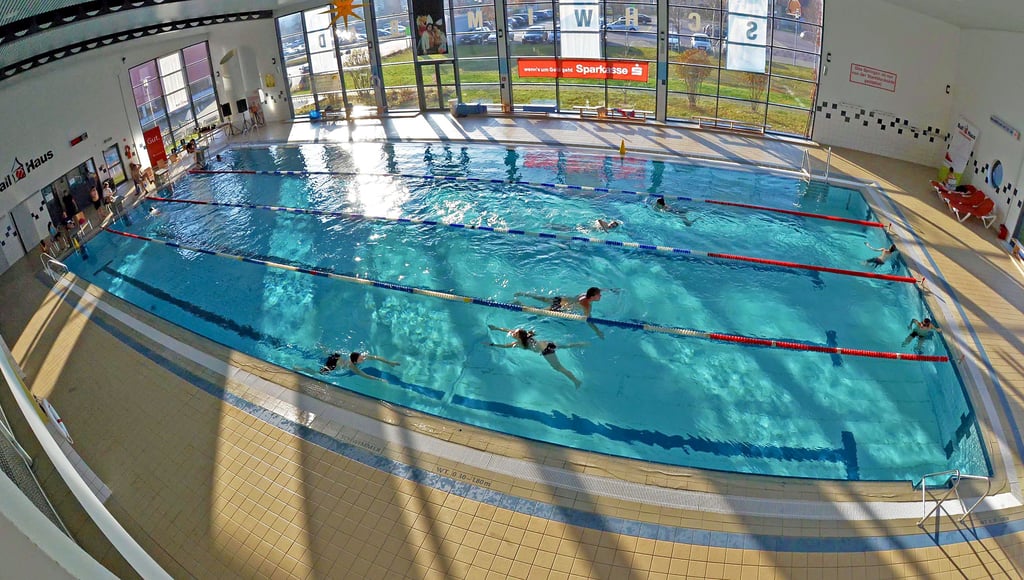 Die Wassertemperatur in der Schwimmhalle ist abgesenkt worden.