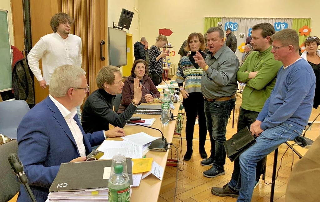 Werner Müller (M.) liefert sich nach der Sitzung einen Wortwechsel mit OB Hauschild (l.) und dem amtierenden Ratsvorsitzenden Eike Rosenkranz.