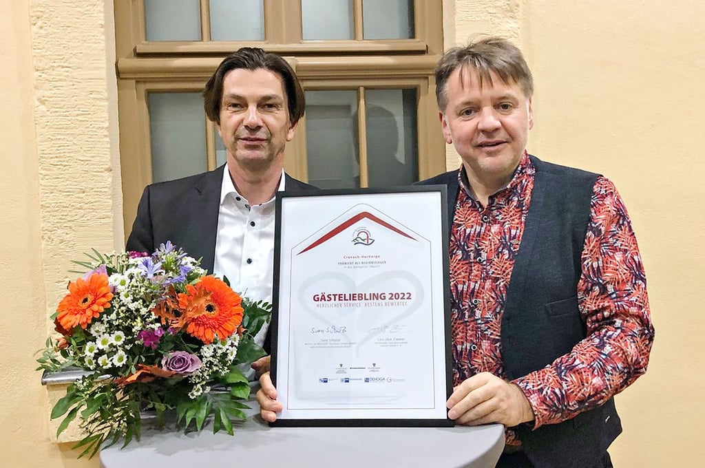 Stefan Kretschmar und André Chmilewski mit der Urkunde