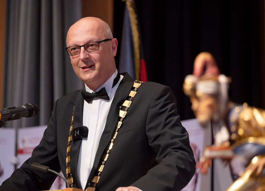 Klaus-Ludwig Fess, Präsident vom Bund Deutscher Karneval, spricht bei einer Kulturpreisverleihung.