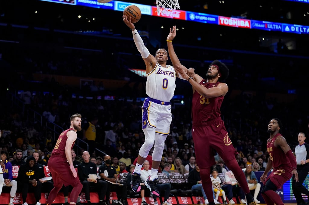 Lakers-Guard Russell Westbrook trifft an Cavaliers-Center Jarrett Allen vorbei.