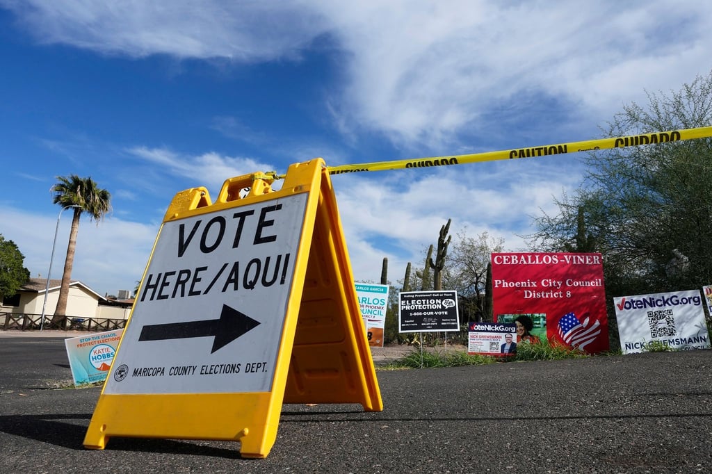 Ein Wahlschild weist den Wählern die richtige Richtung in Phoenix, Arizona.