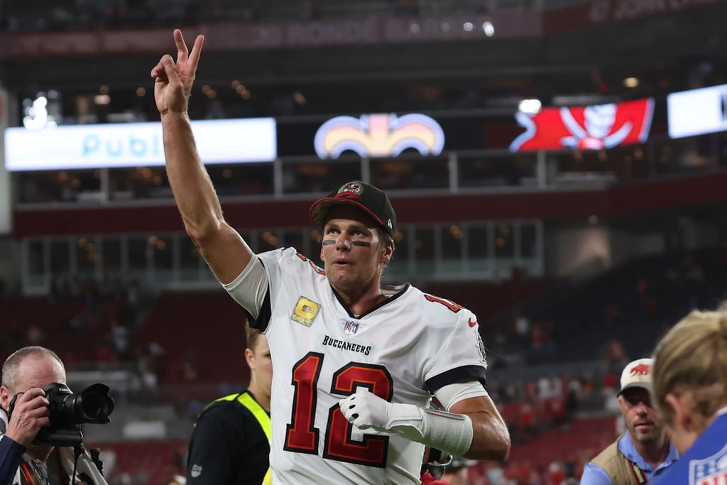 Der Quarterback der Tampa Bay Buccaneers, Tom Brady, winkt den Zuschauern nach dem Spiel.