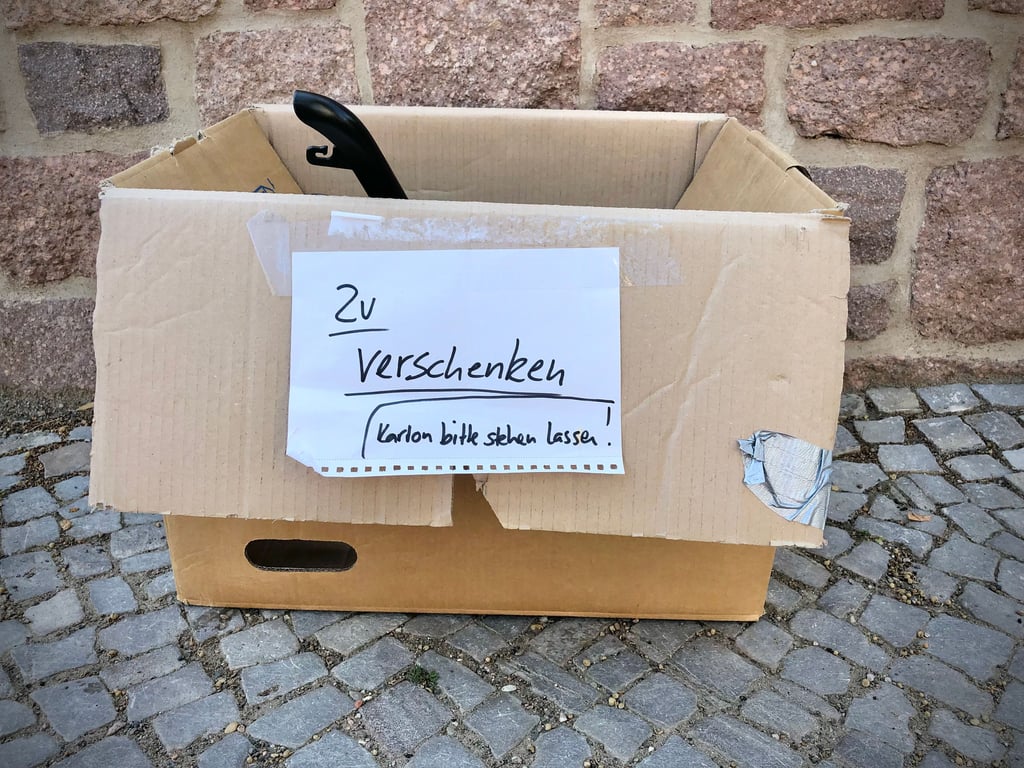 "Zu verschenken- Kiste können in vielen Vierteln in Halle gefunden werden.