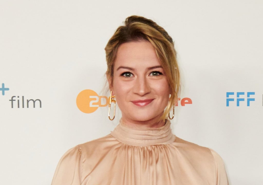 Schauspielerin Nina Gummich bei einer Filmpremiere.