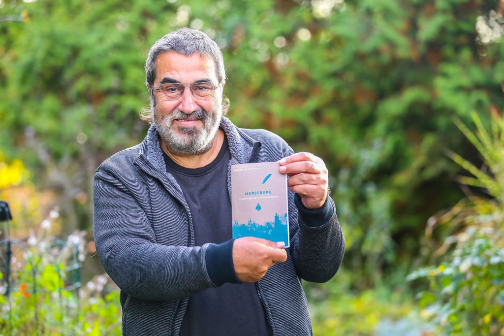 Schriftsteller Jürgen Jankofsky mit seinem neuen Buch „Merseburg, Erinnerungen an 145 Persönlichkeiten“FOto: Katrin Sieler