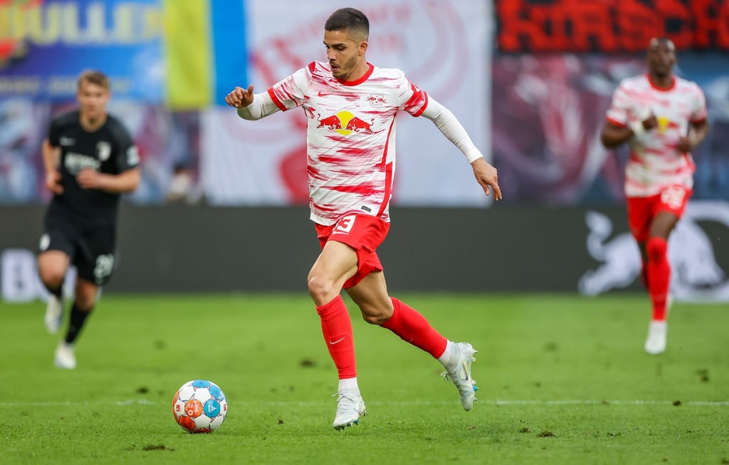 Leipzigs Spieler Andre Silva am Ball.
