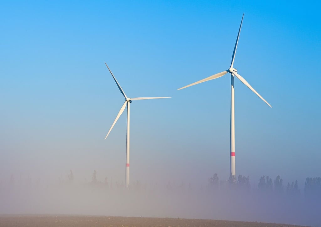 Windenergieanlagen im Morgennebel.